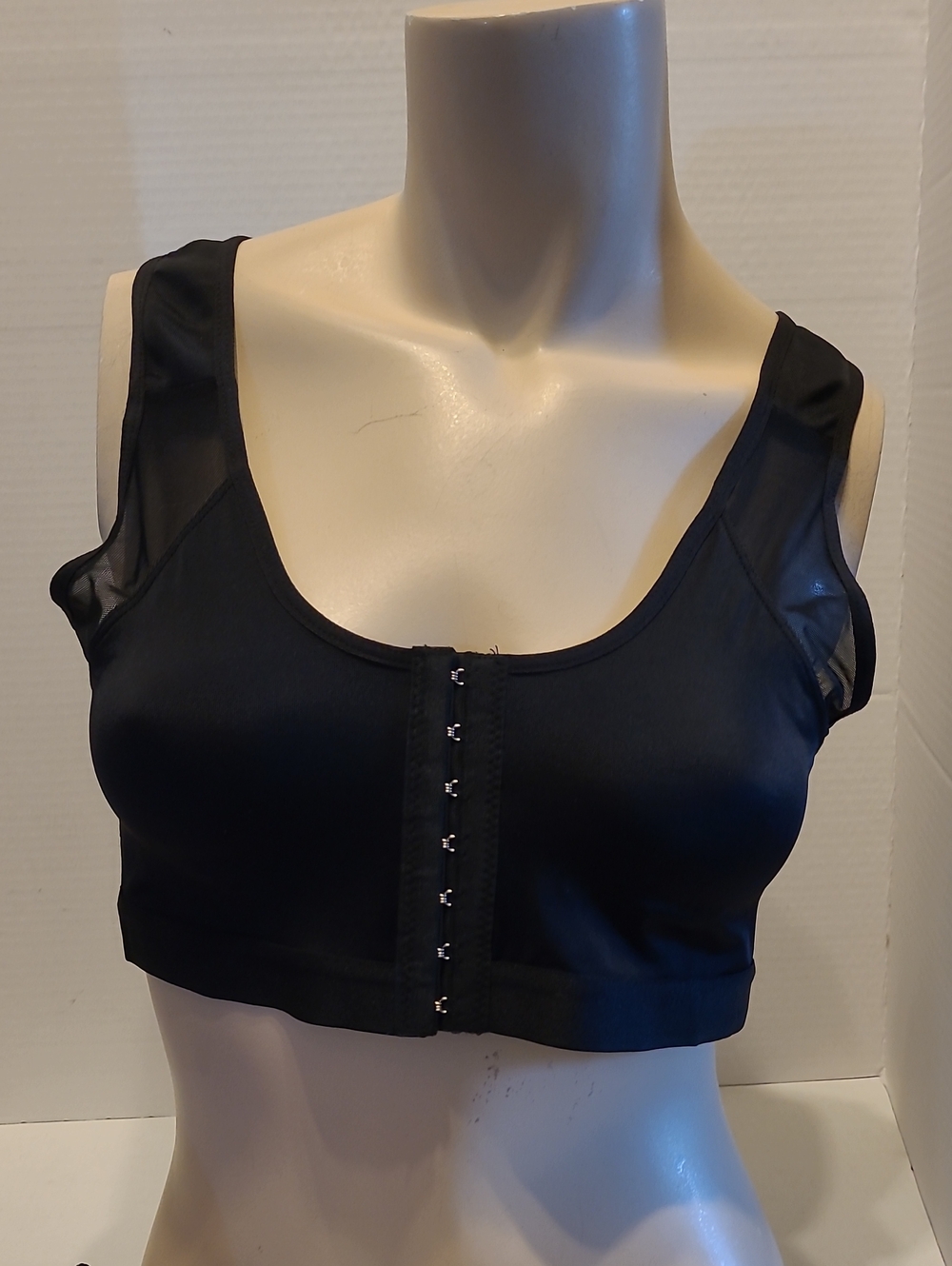 Black Front-Hook Crop Top - Women XXL